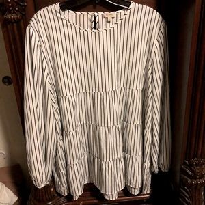 Adorable whit shirt w black stripes.